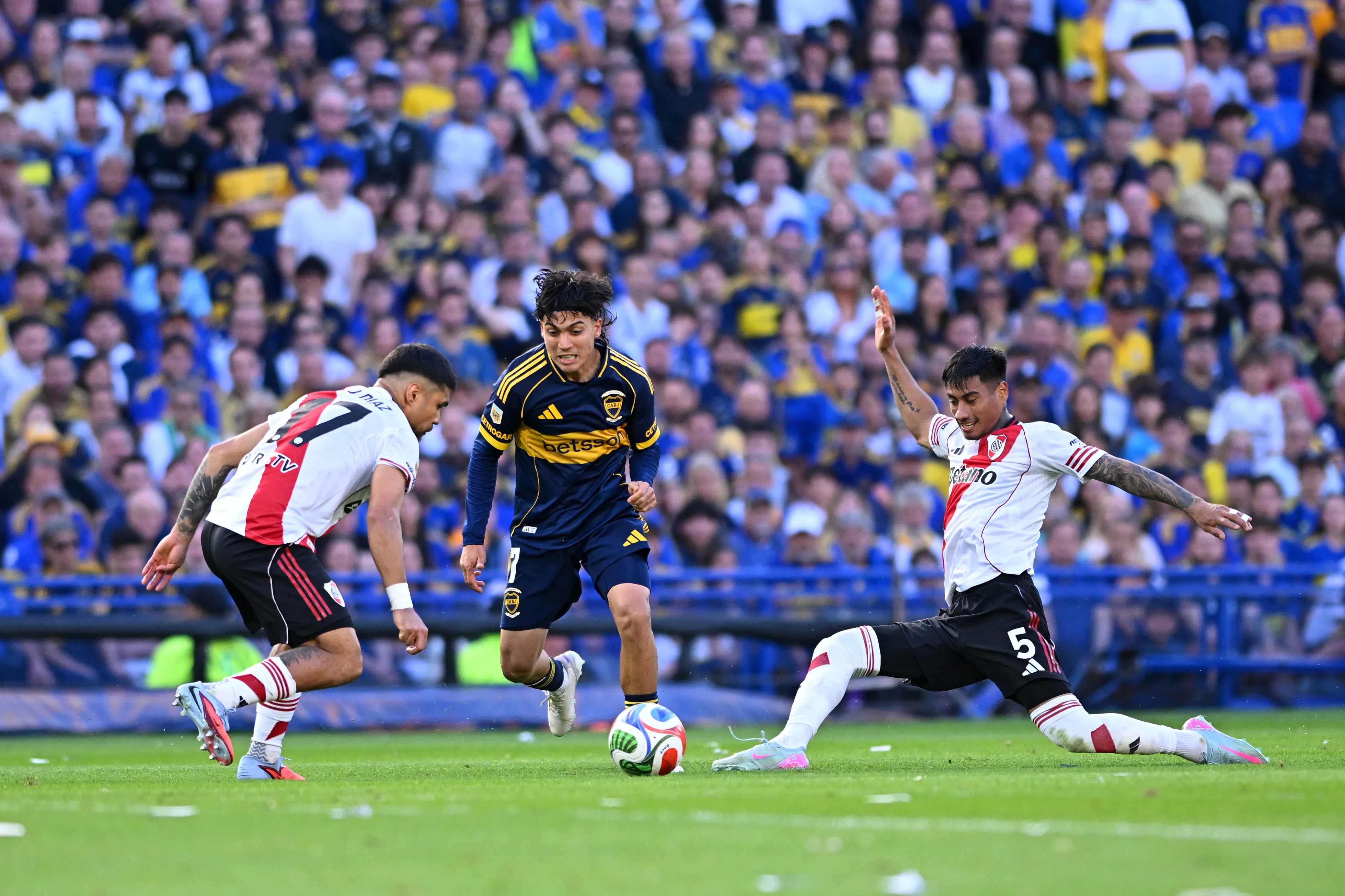 Paulo Díaz estuvo lejos de tener un buen partido en el Superclásico argentino. | Foto: Getty Images.