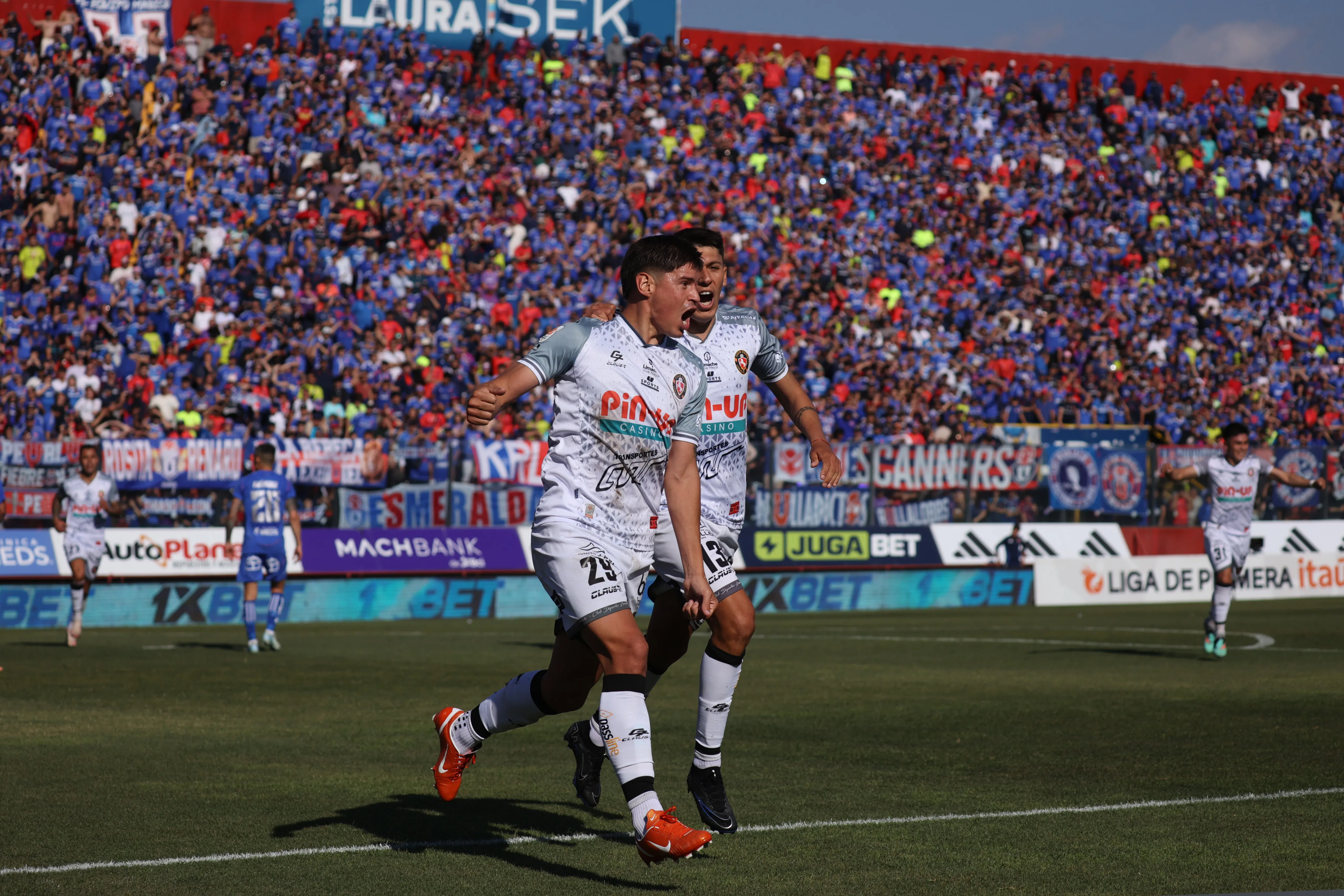 Bastián Silva celebra el gol que le anotó a la U de Chile. Reemplazó a Daniel Castro y abrió la cuenta vs el Bulla. (Dragomir Yankovic/Photosport).