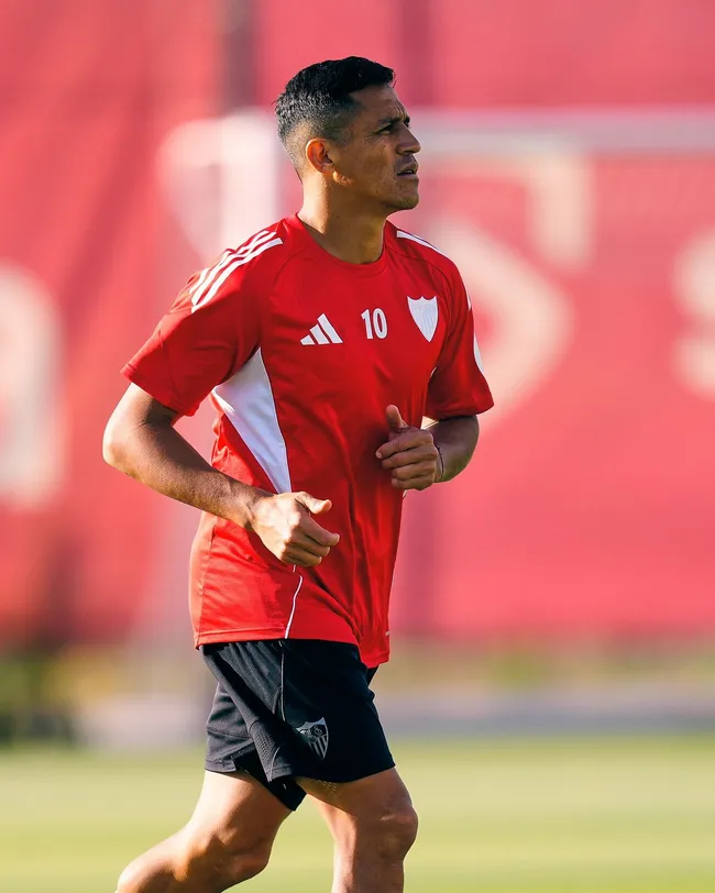 Alexis Sánchez hace todo lo posible para volver al Sevilla para el derbi ante Betis. Foto: Sevilla.