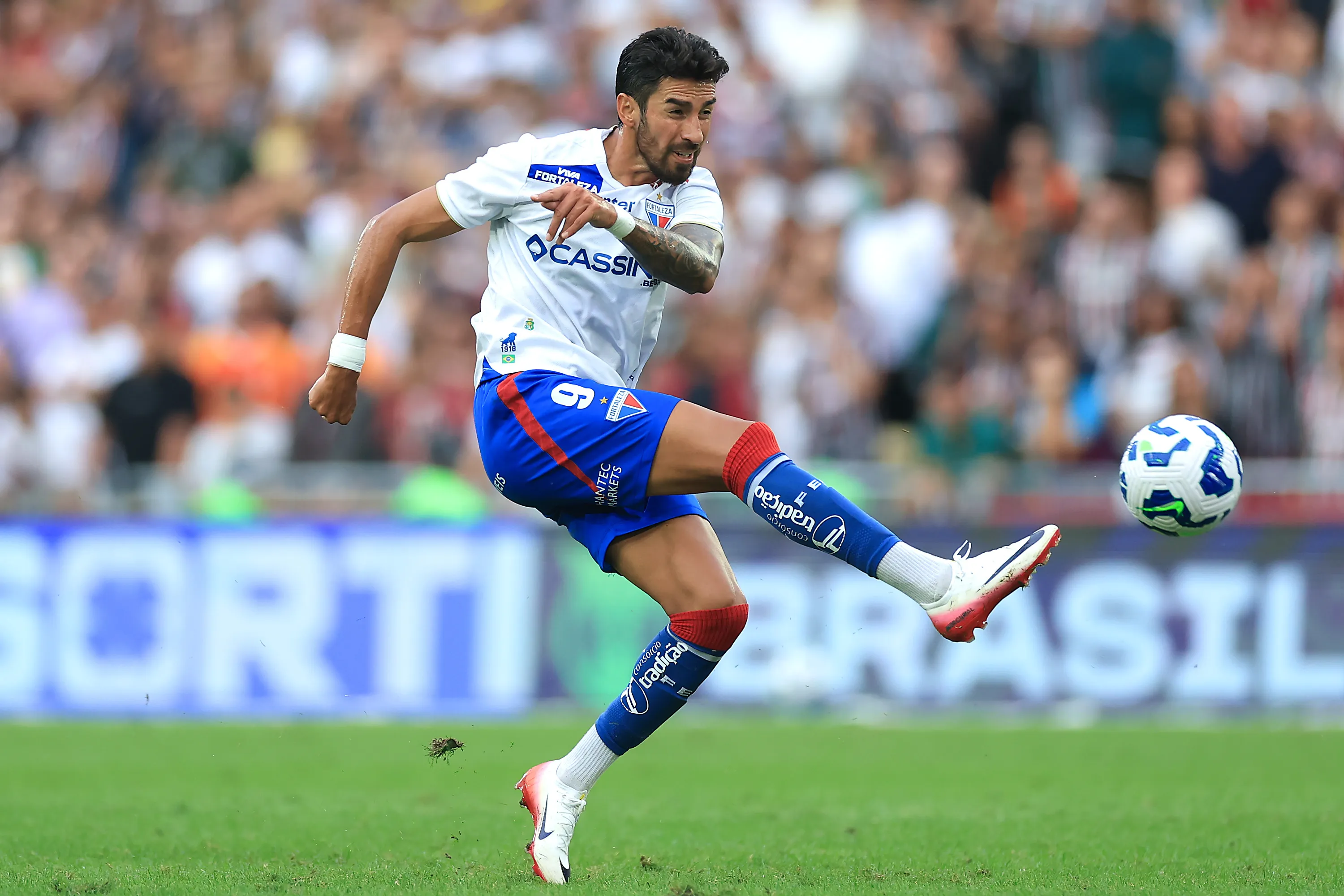 Juan Martín Lucero está cerca de descender con Fortaleza, algo que podría ser aprovechado por Universidad de Chile. | Foto: Getty Images.