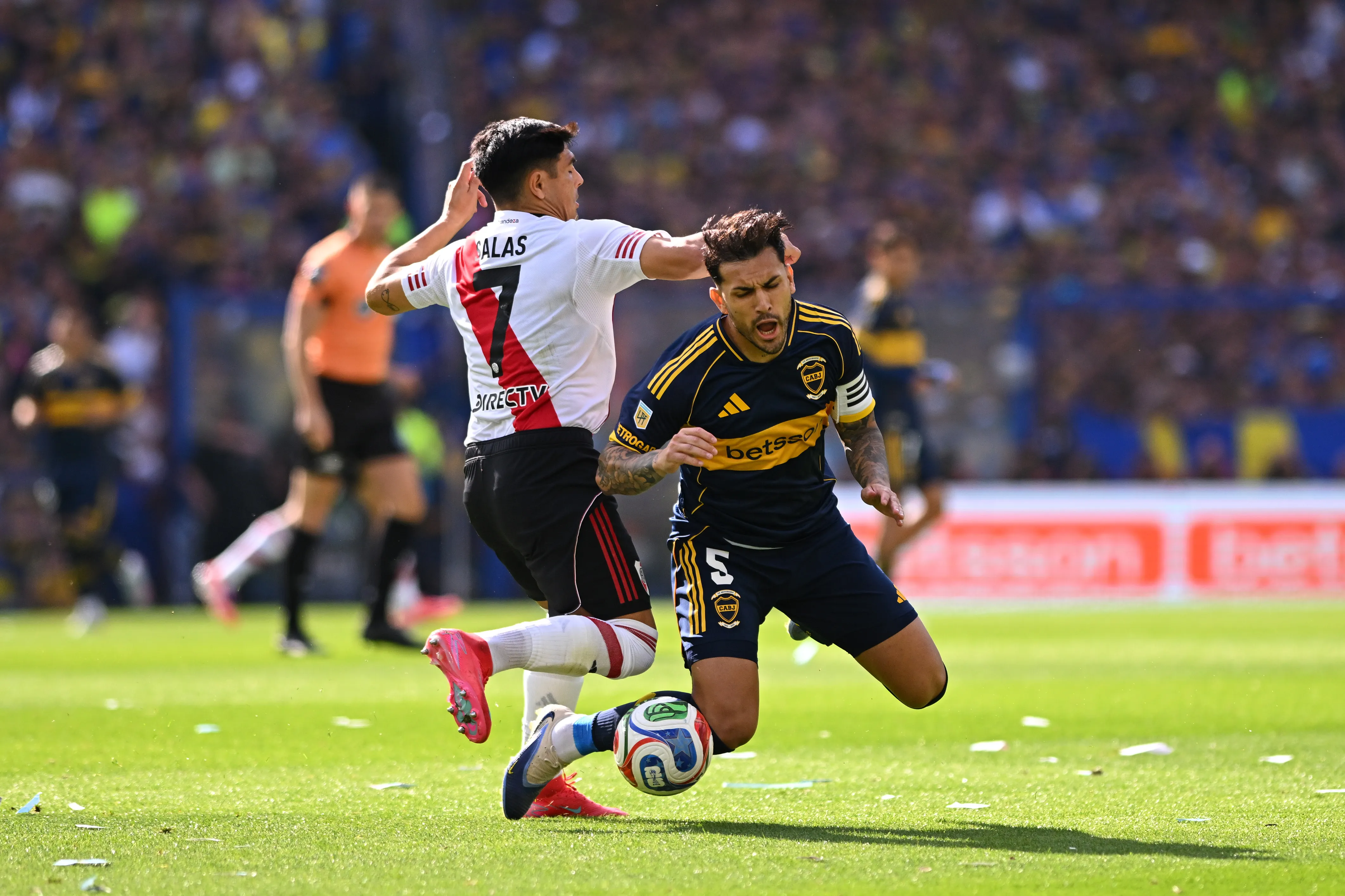 Maximiliano Salas explotó mal tras perder con River Plate el Superclásico argentino. | Foto: Photosport.