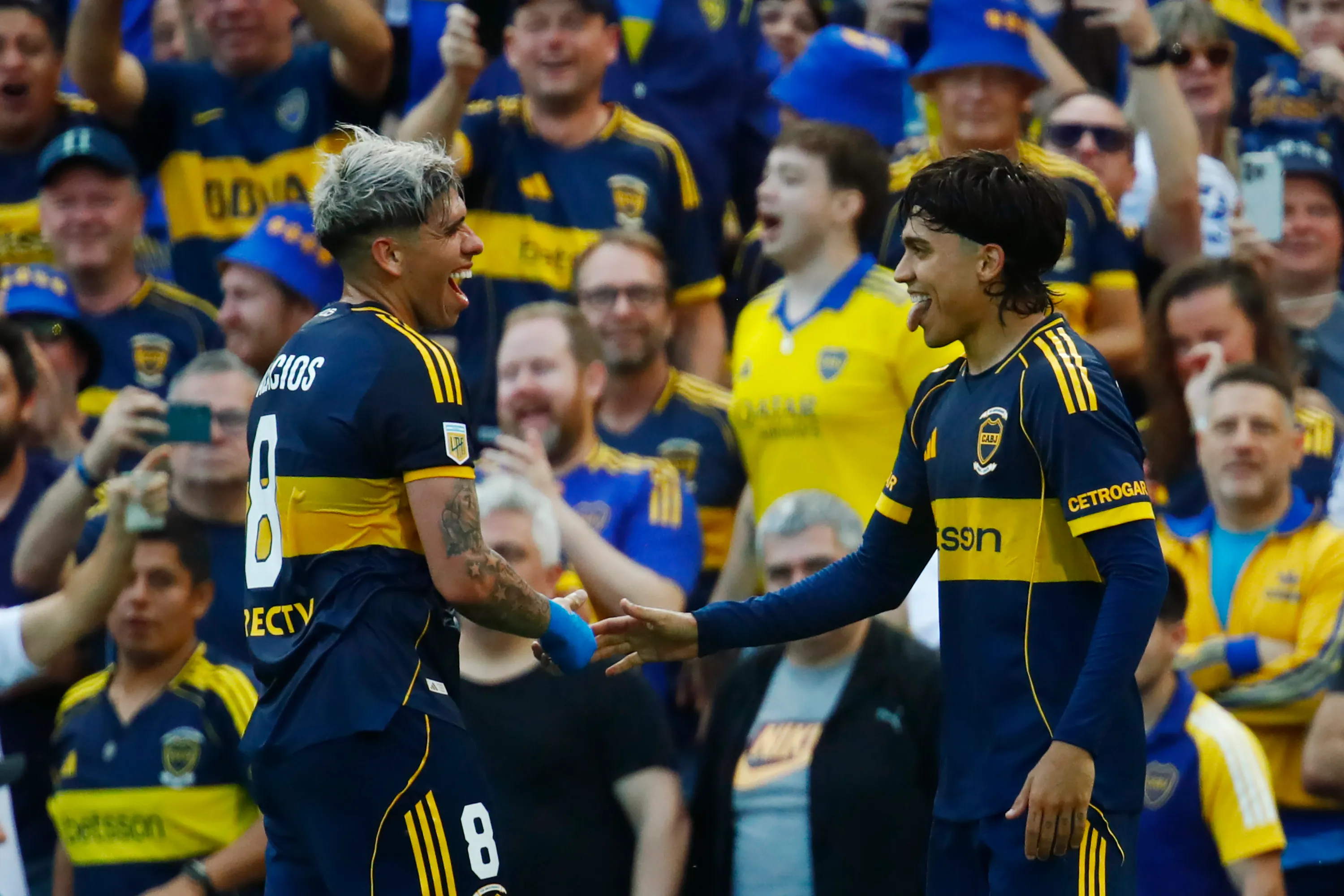 Carlos Palacios festeja junto a Exequiel Zeballos en el duelo que Boca le ganó a River. (Marcos Brindicci/Getty Images).