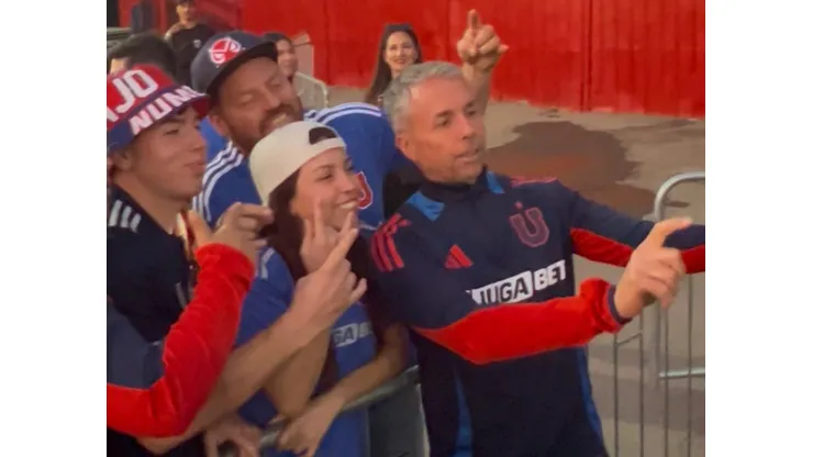 Gustavo Álvarez estuvo con los hinchas de la U tras el partido.