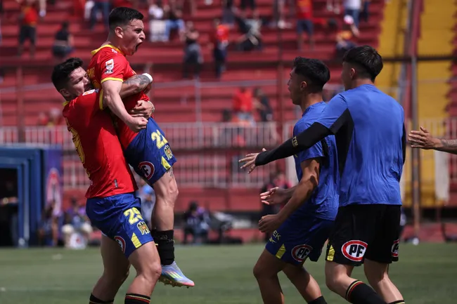 Pablo Aránguiz le anotó de tiro libre a Colo Colo. (Dragomir Yankovic/Photosport).