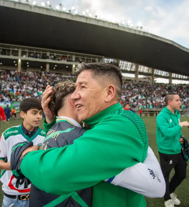 Jaime Vera festeja el título junto a Deportes Puerto Montt. (Foto: @DPMChile).