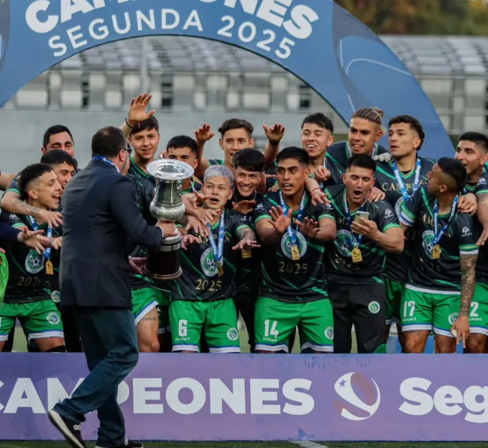 Deportes Puerto Montt recibió el trofeo de campeón en La Liga 2D. (Foto: @DPMChile).