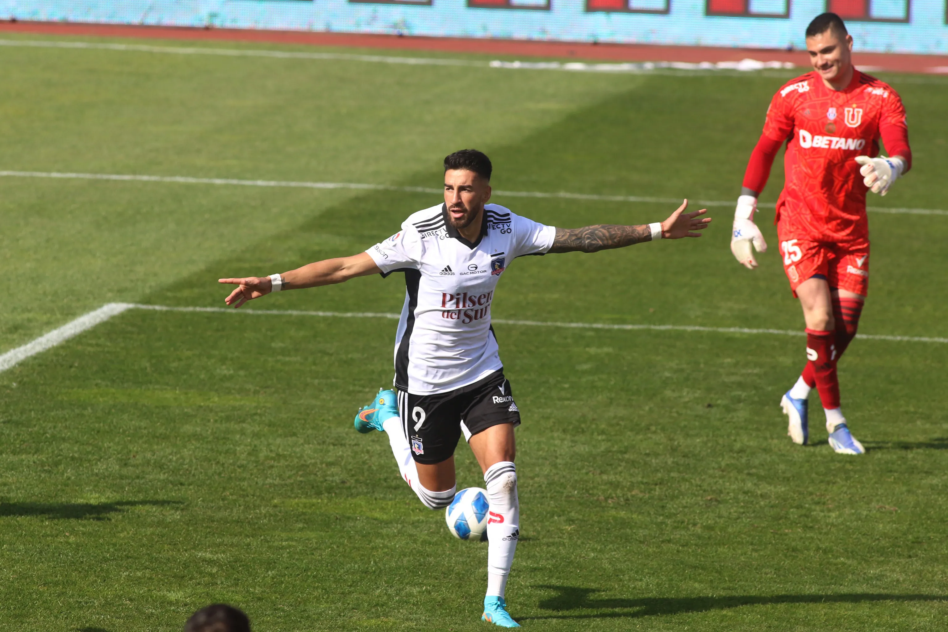Lucero le antotó dos goles a U. de Chile jugando por Colo Colo. Imagen: Photosport