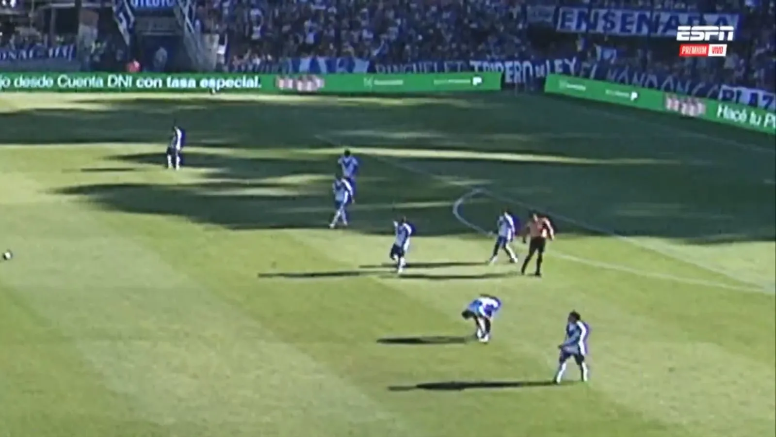 El momento en que el martillo rebota en la cancha e impacta al árbitro.