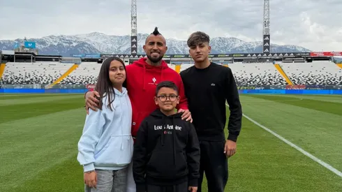 Arturo Vidal junto a sus hijos Alonso, Elisabetta y Emiliano