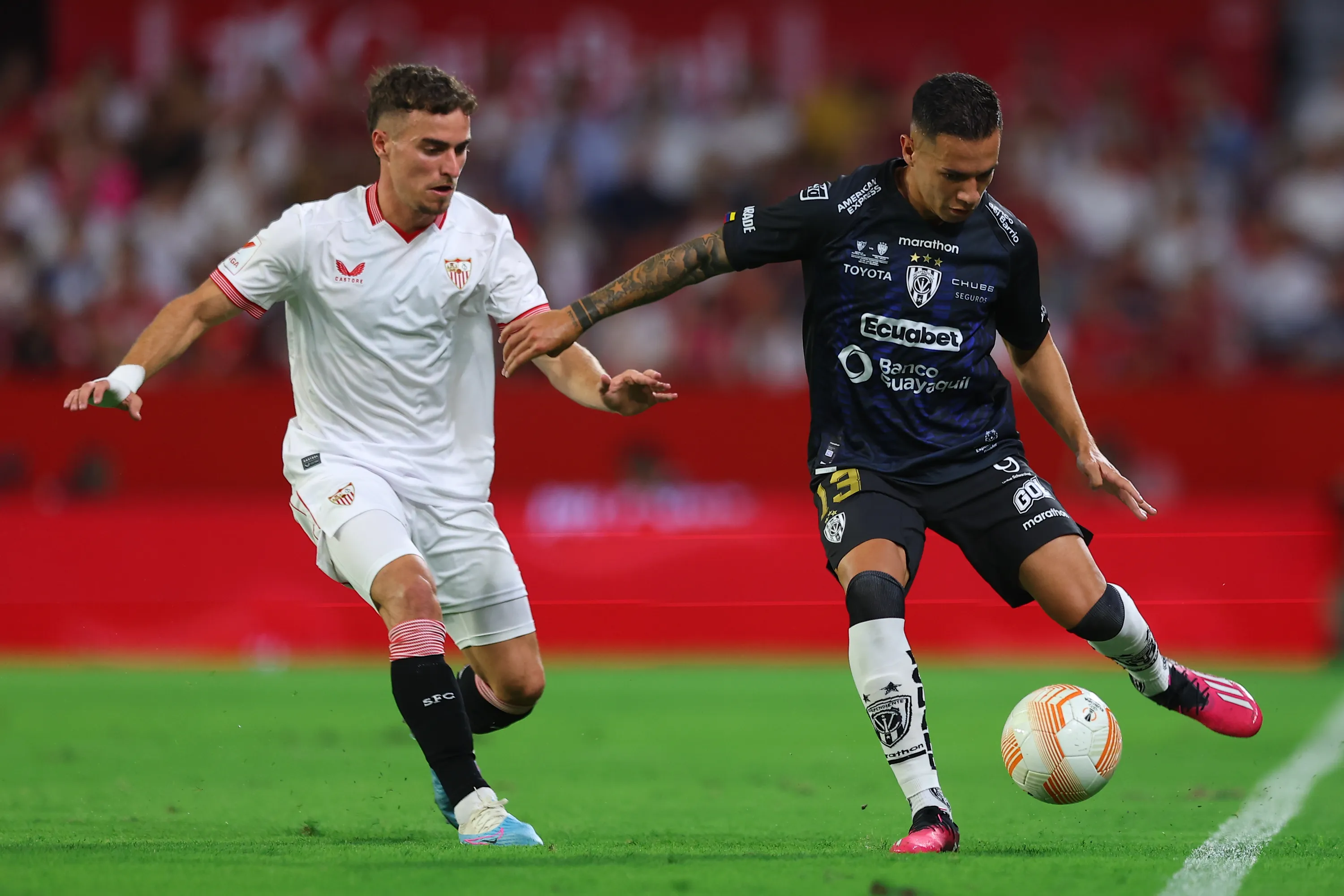 Matias Fernández (der.) es pretendido por Colo Colo para 2026. En la foto jugando contra Sevilla por el trofeo UEFA CONMEBOL Club Challenge 2023. (Foto: Fran Santiago/Getty Images)