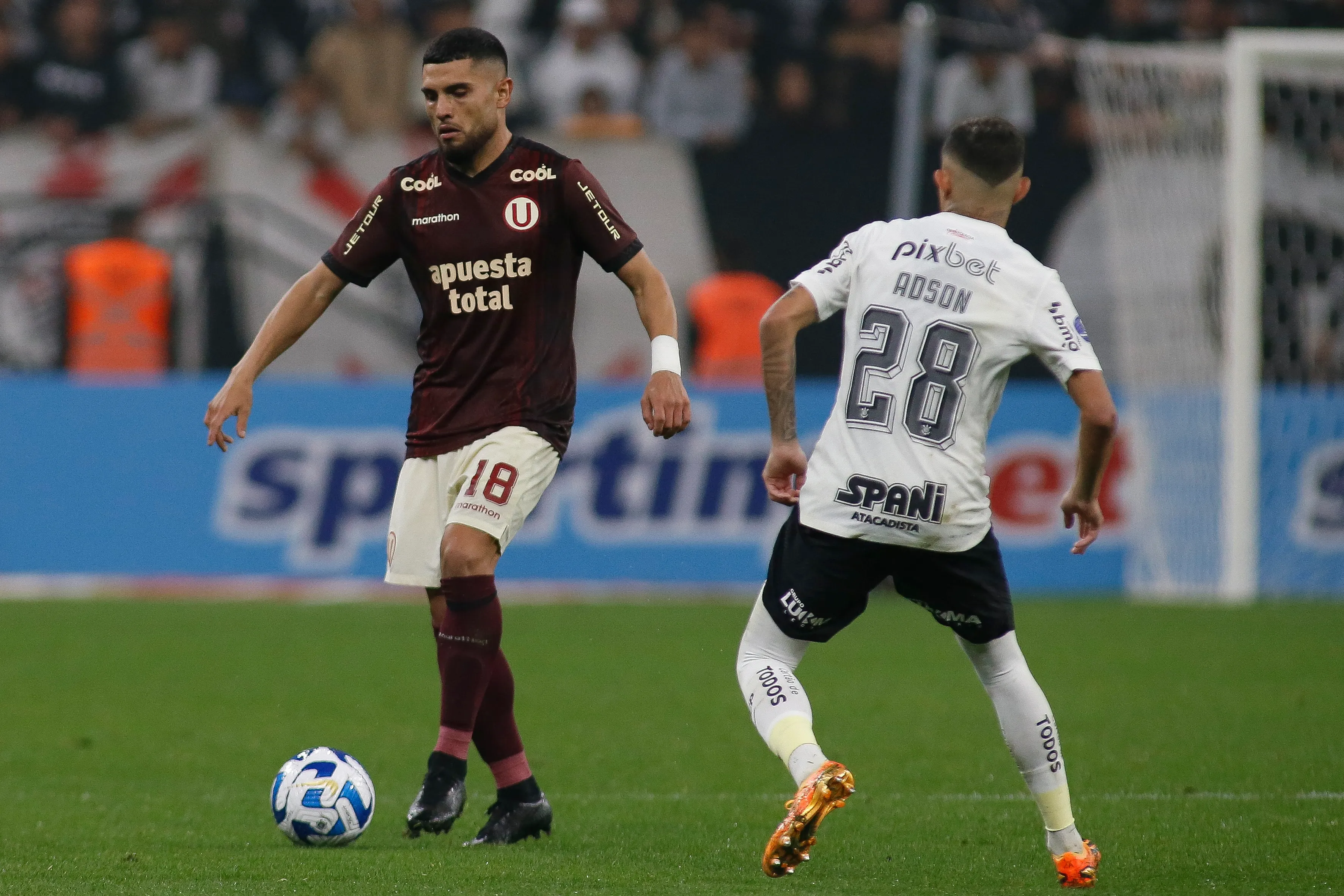 Rodrigo Ureña en acción ante Corinthians en Brasil. (Miguel Schincariol/Getty Images).