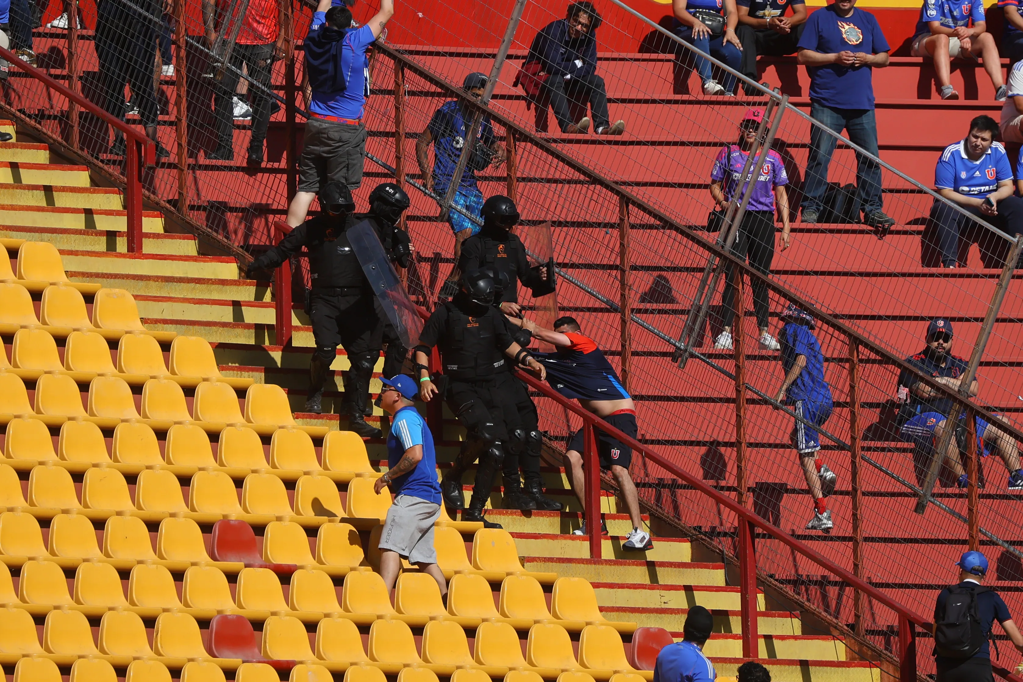Los hinchas que se pasan las rejas también fueron identificados. Foto: Jonnathan Oyarzun/Photosport