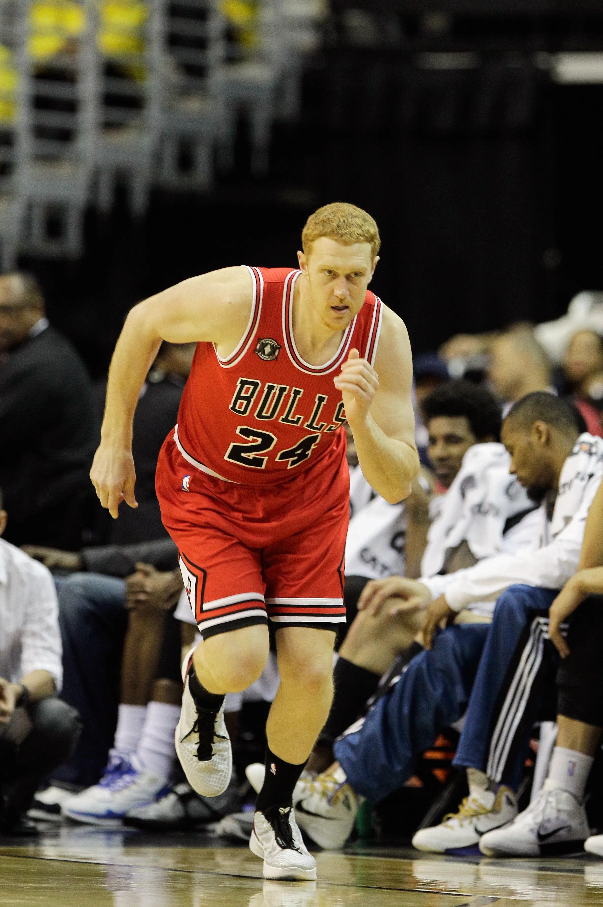 Brian Scalabrine jugó 11 años en la NBA y cansado de las críticas lanzó inesperado desafío. (Photo by Rob Carr/Getty Images)
