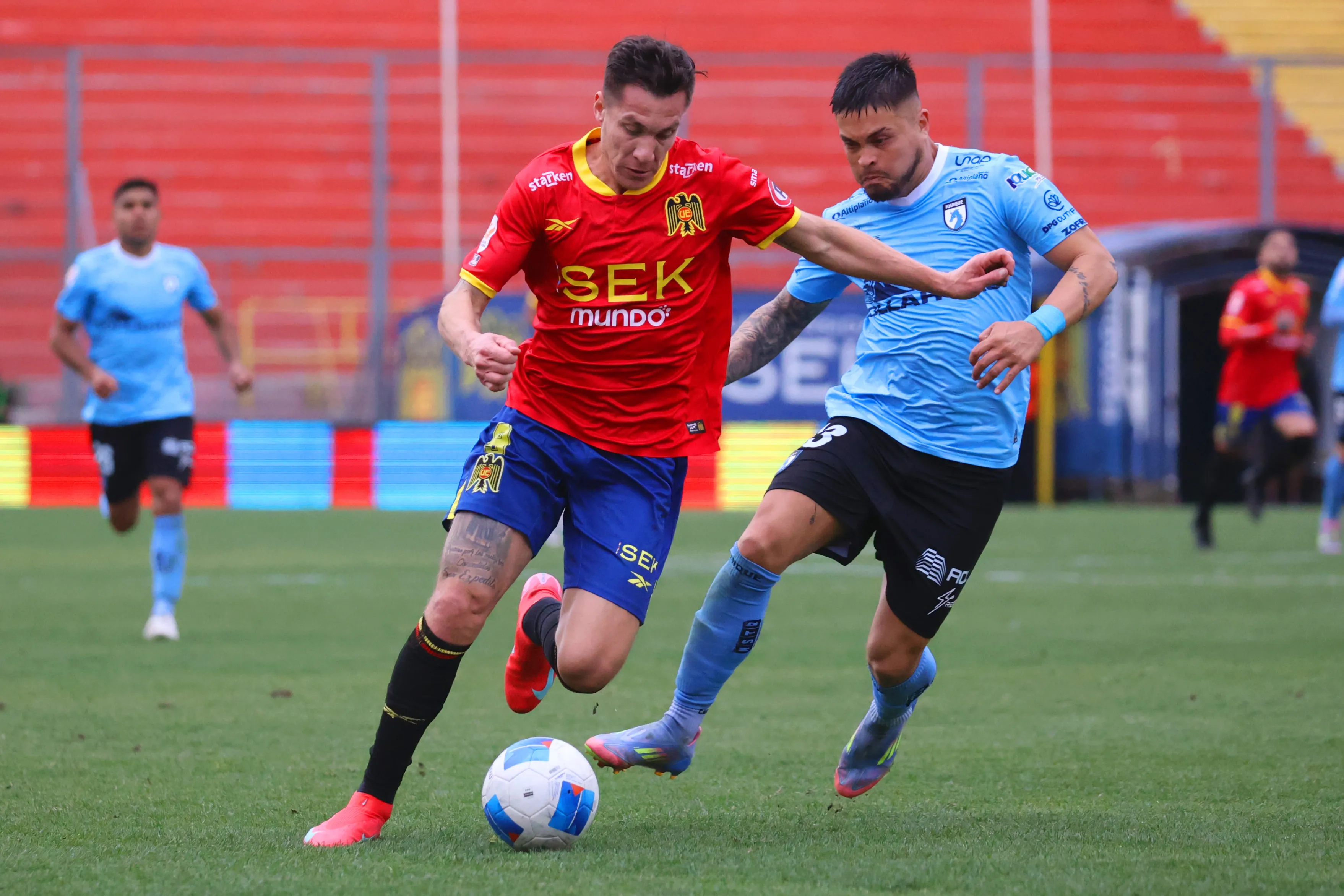 Además de la pelea por las copas, la programación enciende más la lucha por evitar el descenso en la Liga de Primera en las últimas fechas. Foto: Photosport.