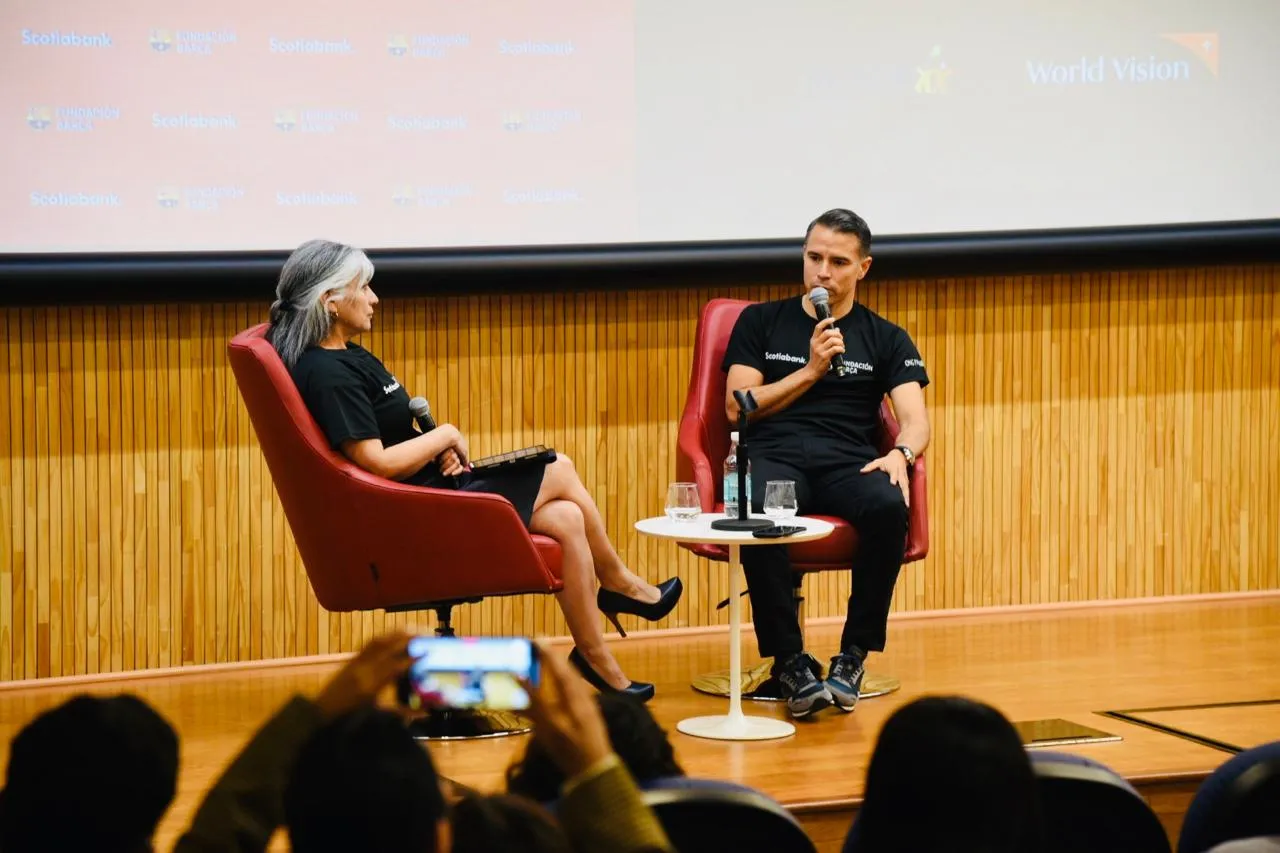 Saviola hablando del proyecto “Alunmapu”, con la Fundación Barça, Scotiabank y la ONG Paicabí.