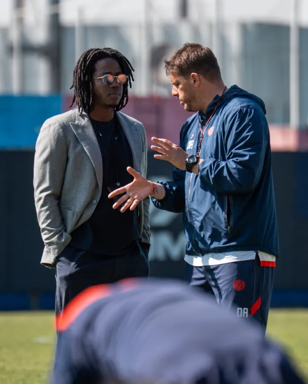 Damián Ayude junto a Carlos Sánchez, el gerente deportivo de San Lorenzo.