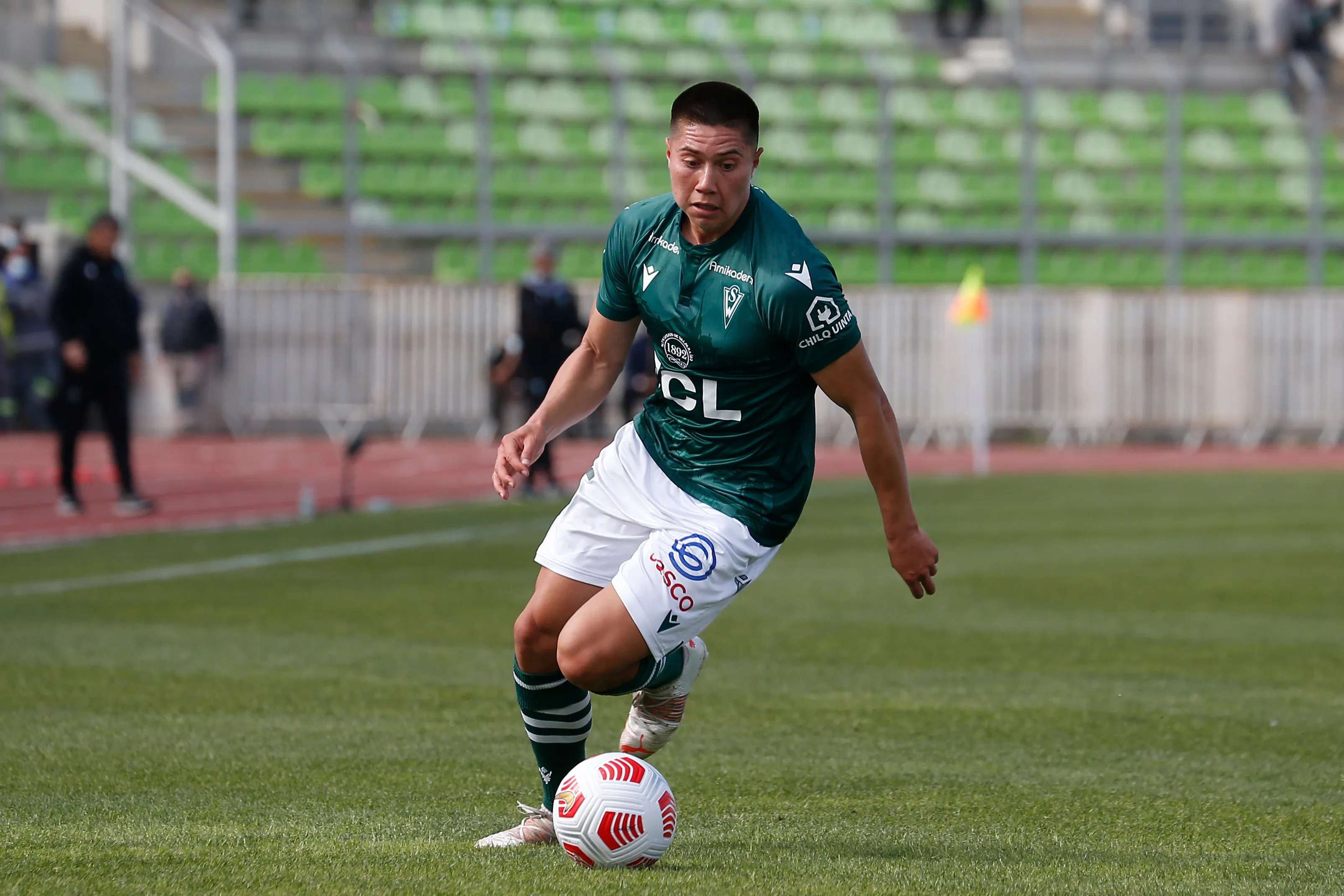 Aldrix Jara en acción por Santiago Wanderers. (Raul Zamora/Photosport).