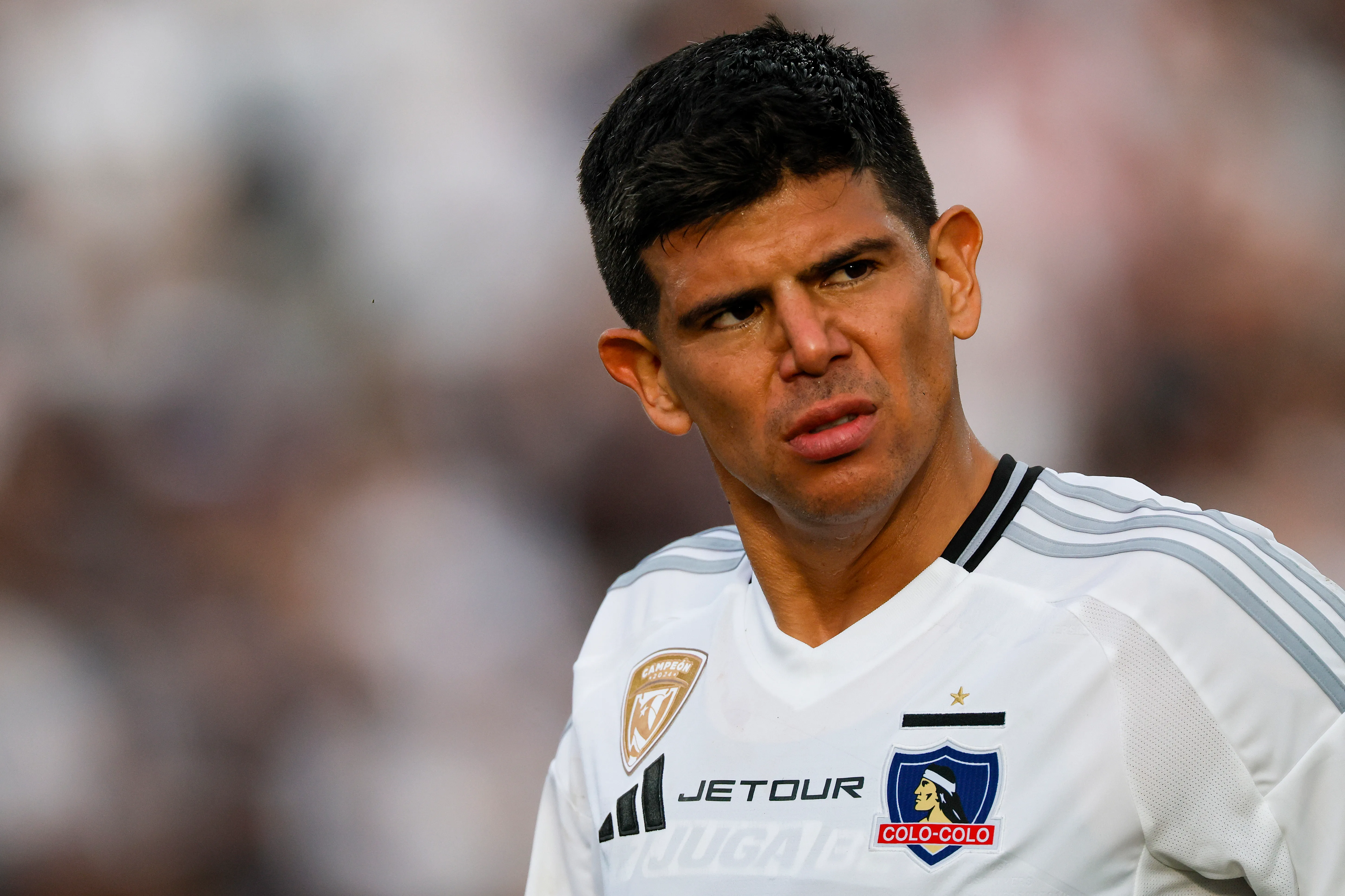 Esteban Pavez ahora recibió la respuesta de Marcelo Barticciotto por decir que Católica es una institución más grande que Colo Colo. Foto: Photosport.