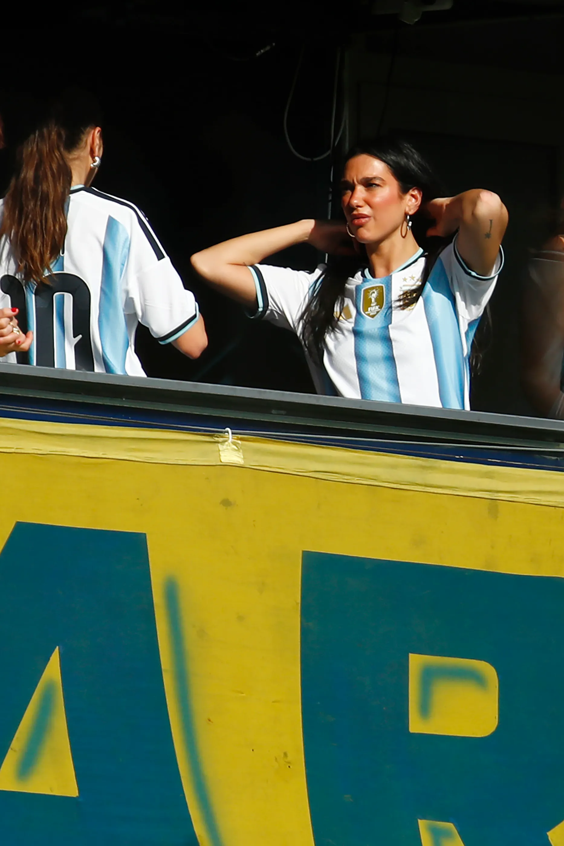 La artista estuvo presente en el clásico universitario/Getty Images)