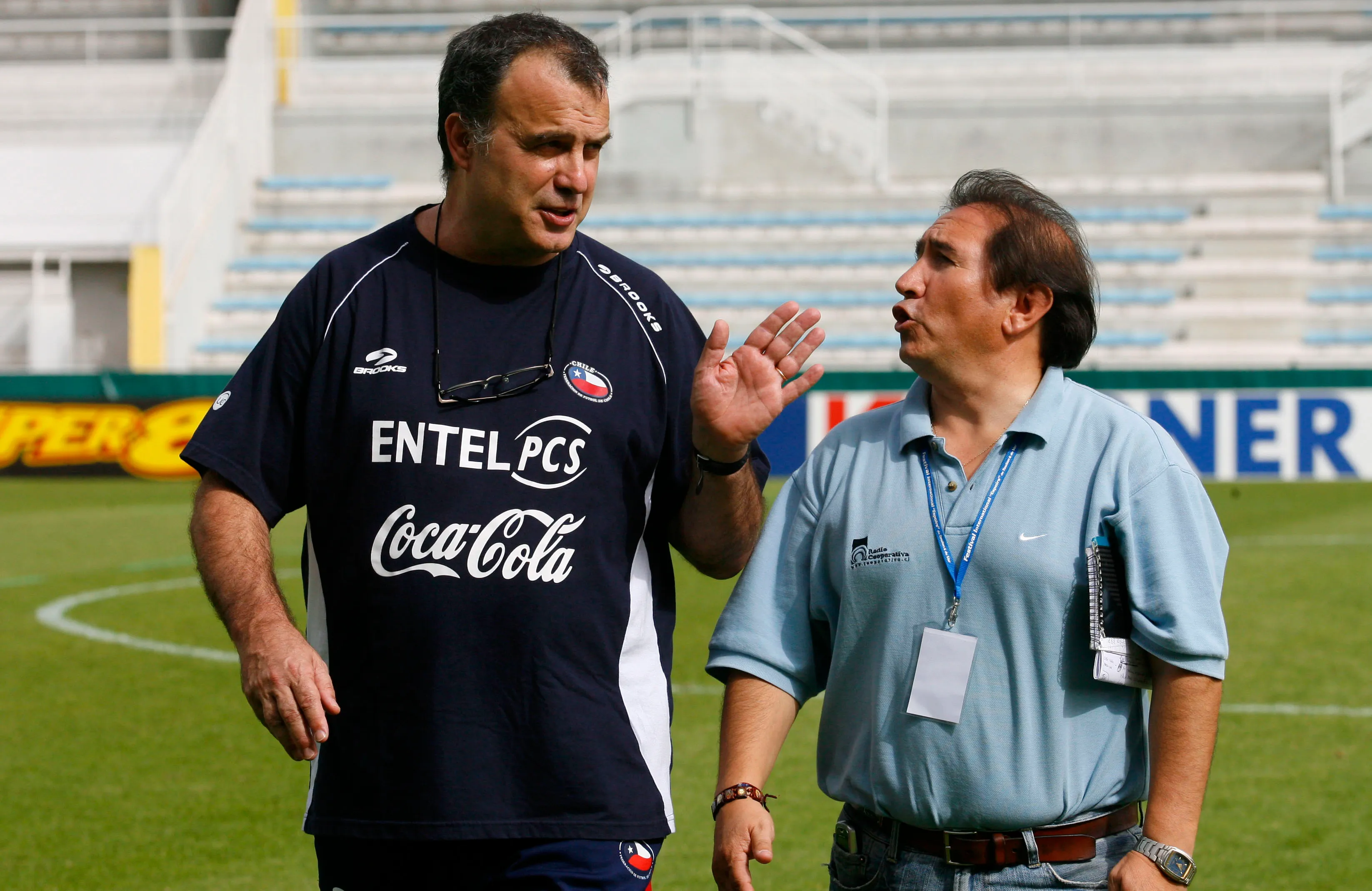 Marcelo Bielsa conversa con Ernesto Díaz Correa en Toulon, Francia. Una prueba de la cercanía (ANDRES PINA/PHOTOSPORT).