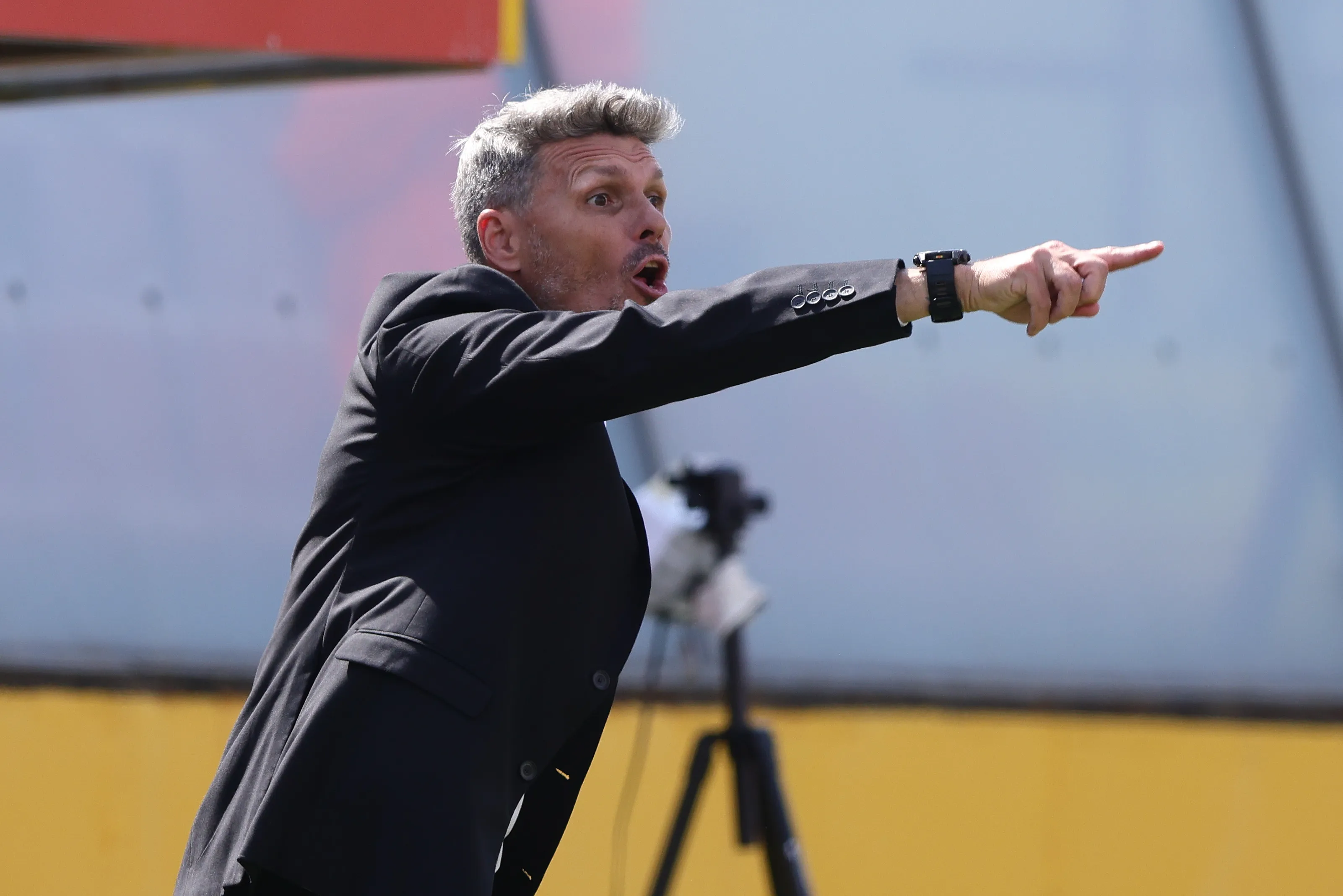 Fernando Ortiz da indicaciones en el estadio Santa Laura ante los hispanos. (Felipe Zanca/Photosport).