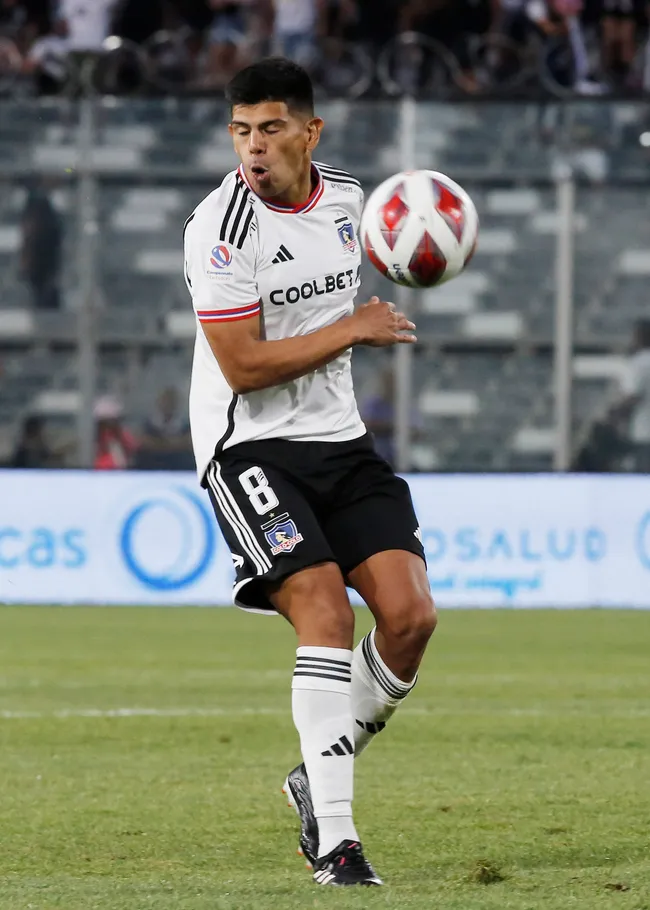 Pavez se metió solo en la pata de los caballos