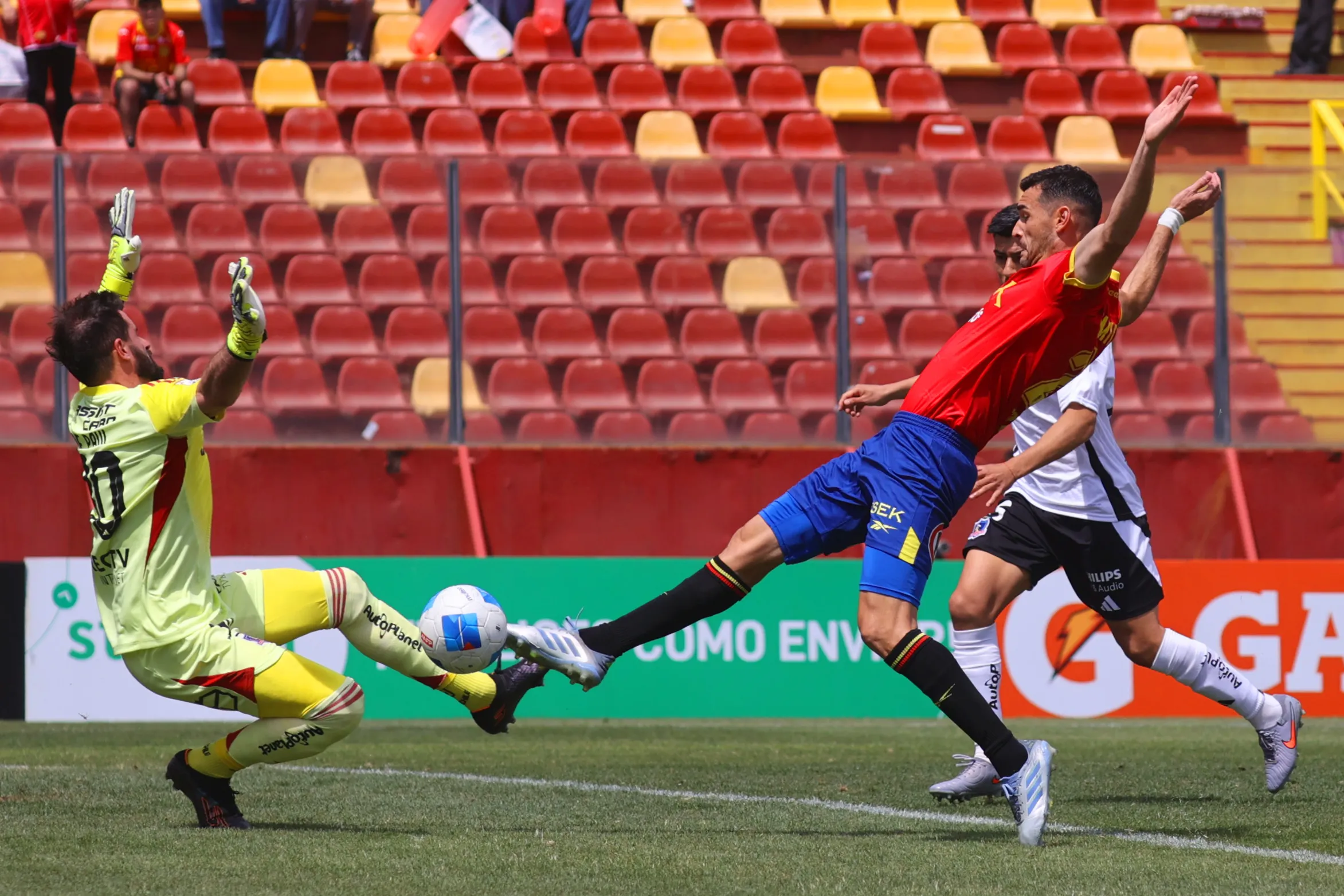 Un buen achique de Tuto de Paul ante el uruguayo Fabricio Formiliano. (Dragomir Yankovic/Photosport).