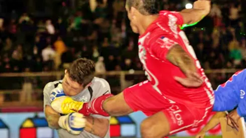 Cellerino le dio una salvaje patada a Viana.