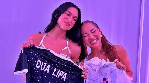 Princesa alba le regaló una camiseta de Colo Colo a Dua Lipa.