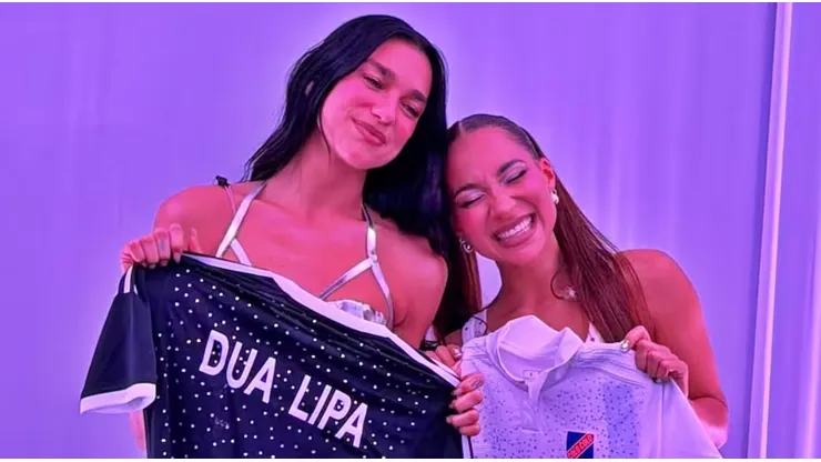 Princesa alba le regaló una camiseta de Colo Colo a Dua Lipa.