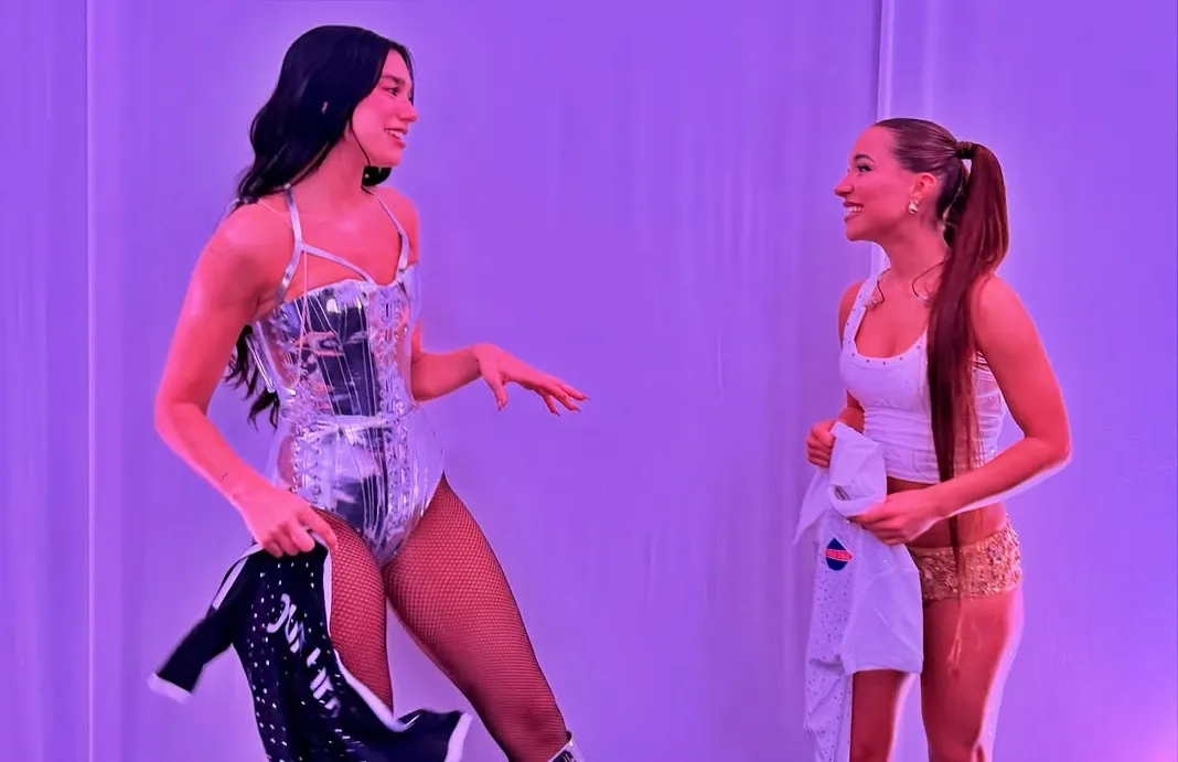 Princesa alba pudo regalarle una camiseta de Colo Colo a Dua Lipa. La cantante chilena teloneó ambos shows de la británica en el Estadio Nacional. | Foto: princesa.alba