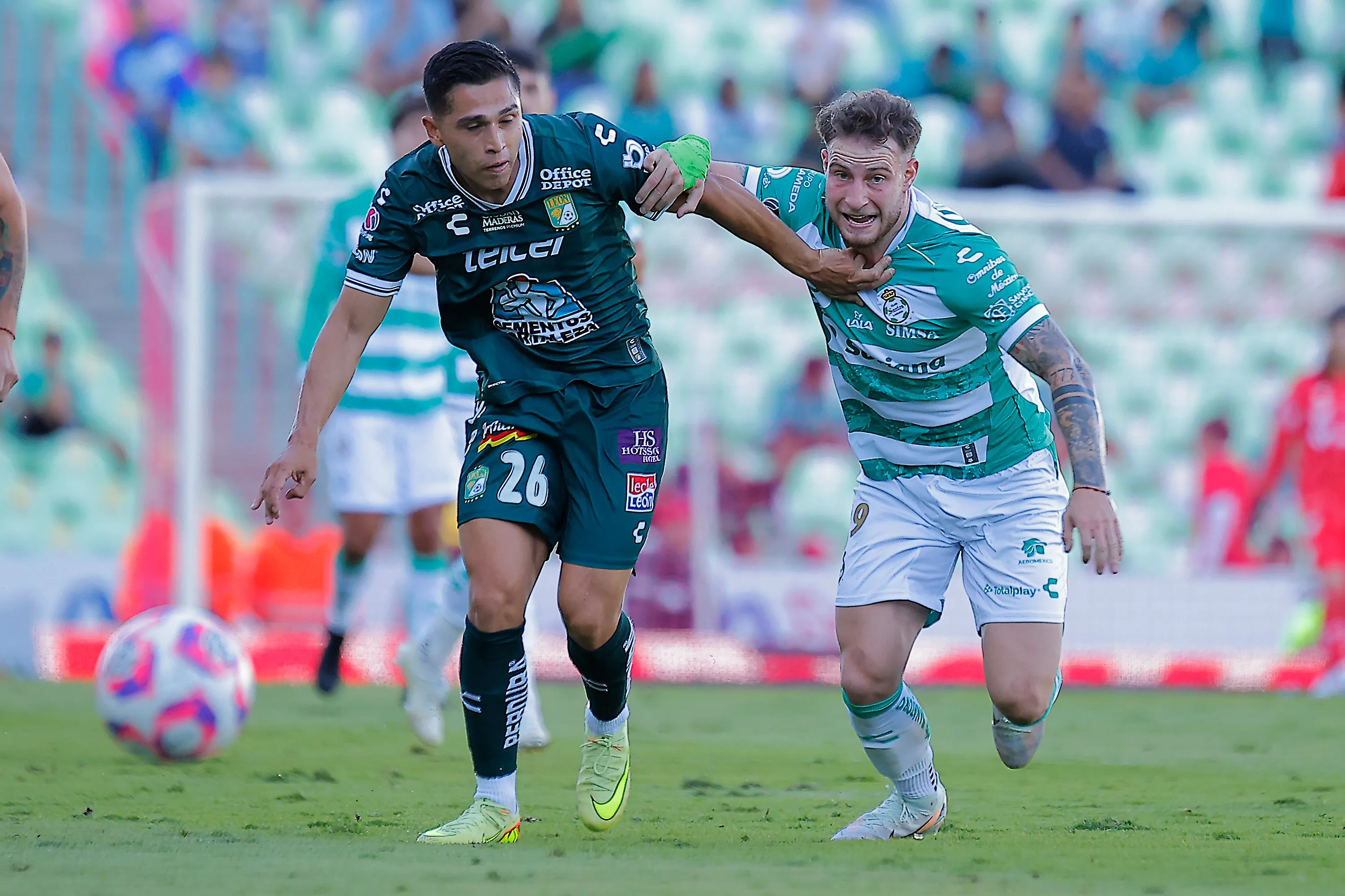 Bruno Barticciotto jugando por Santos. (Photo by Manuel Guadarrama/Getty Images)