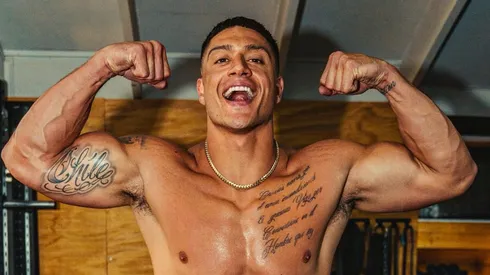 El ex jugador de fútbol americano leyó las críticas en su contra en un nuevo vídeo junto a su pareja, Emilia Dides.