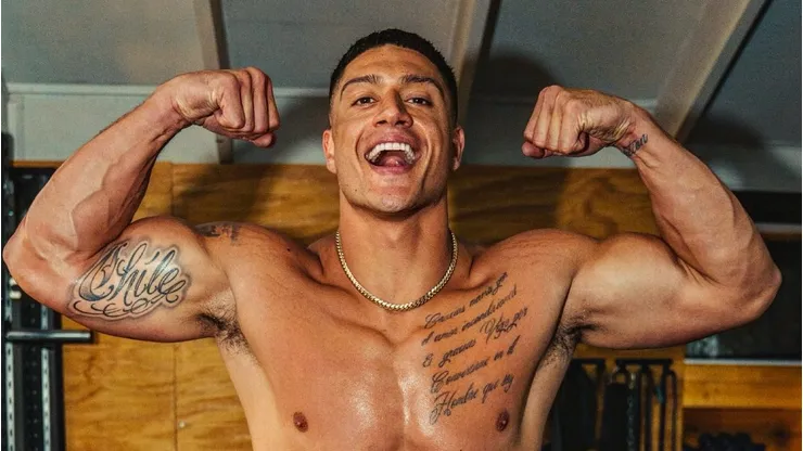 El ex jugador de fútbol americano leyó las críticas en su contra en un nuevo vídeo junto a su pareja, Emilia Dides.