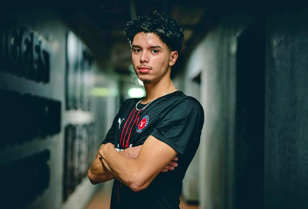 El Midtjylland de Darío Osorio oficializó en las últimas horas el fichaje de Nathaniel Pérez Torres, jugador de 16 años con raíces chilenas, suecas y mexicanas. | Foto: Midtjylland.