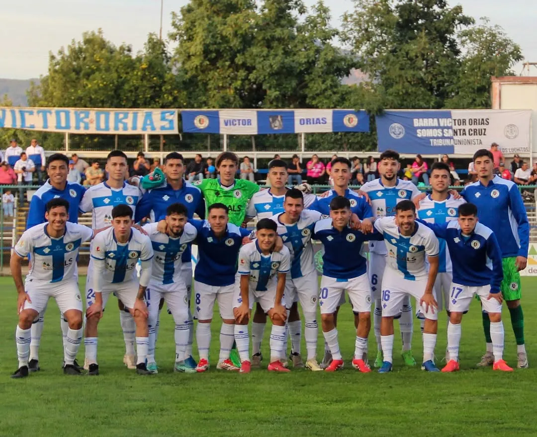 Deportes Santa Cruz decidió cortar a casi todo su plantel pensando en la temporada 2026 de la Primera B del fútbol chileno. | Foto: Deportes Santa Cruz.