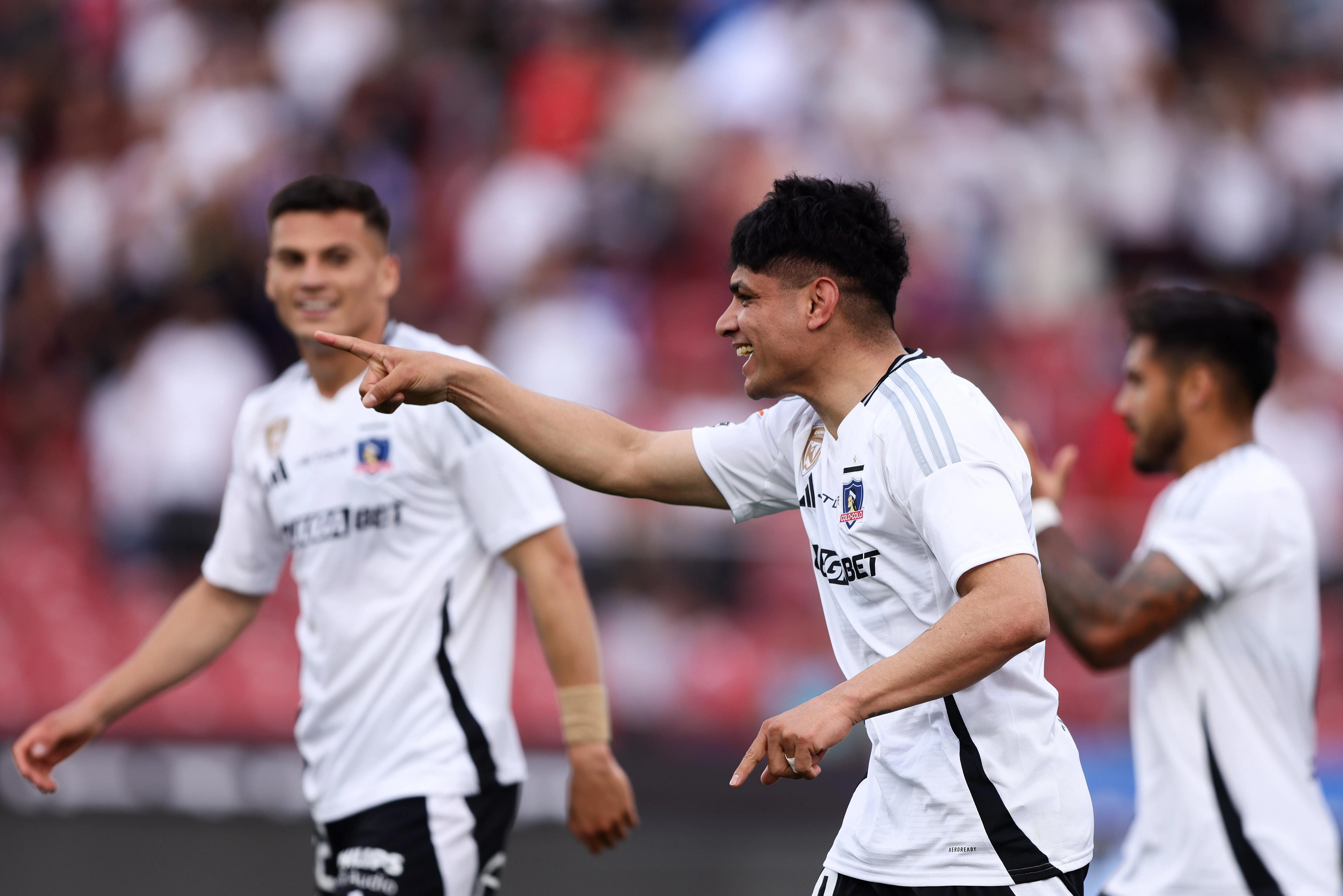 Claudio Aquino celebró así el gol que le anotó de cabeza a Limache. (Photosport).