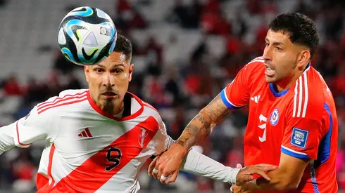 Paolo Guerrero lucha un balón ante Guillermo Maripán en las Eliminatorias 2026.