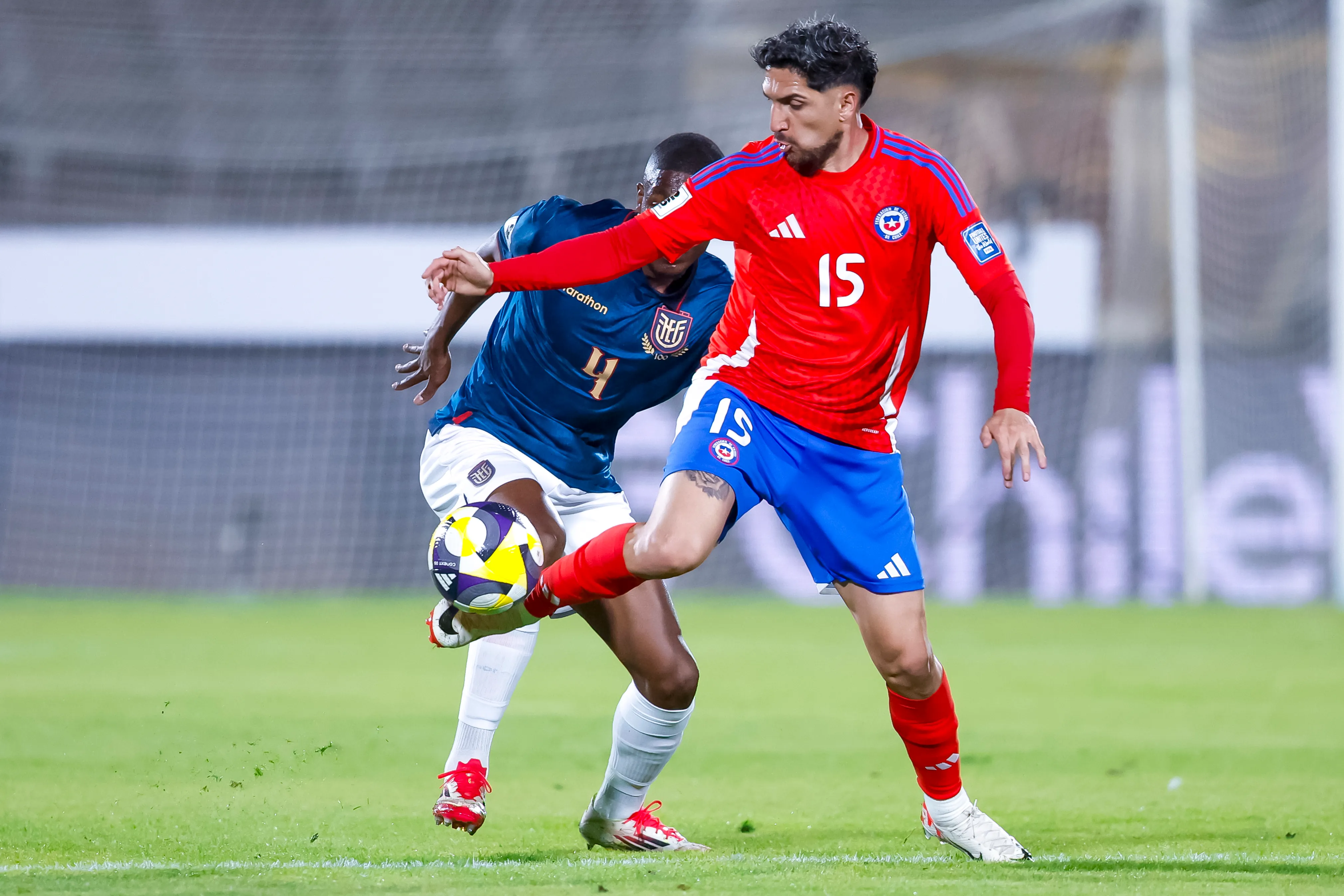 Diego Valdés en acción por la Roja ante Ecuador en las Eliminatorias 2026. (Pepe Alvujar/Photosport).