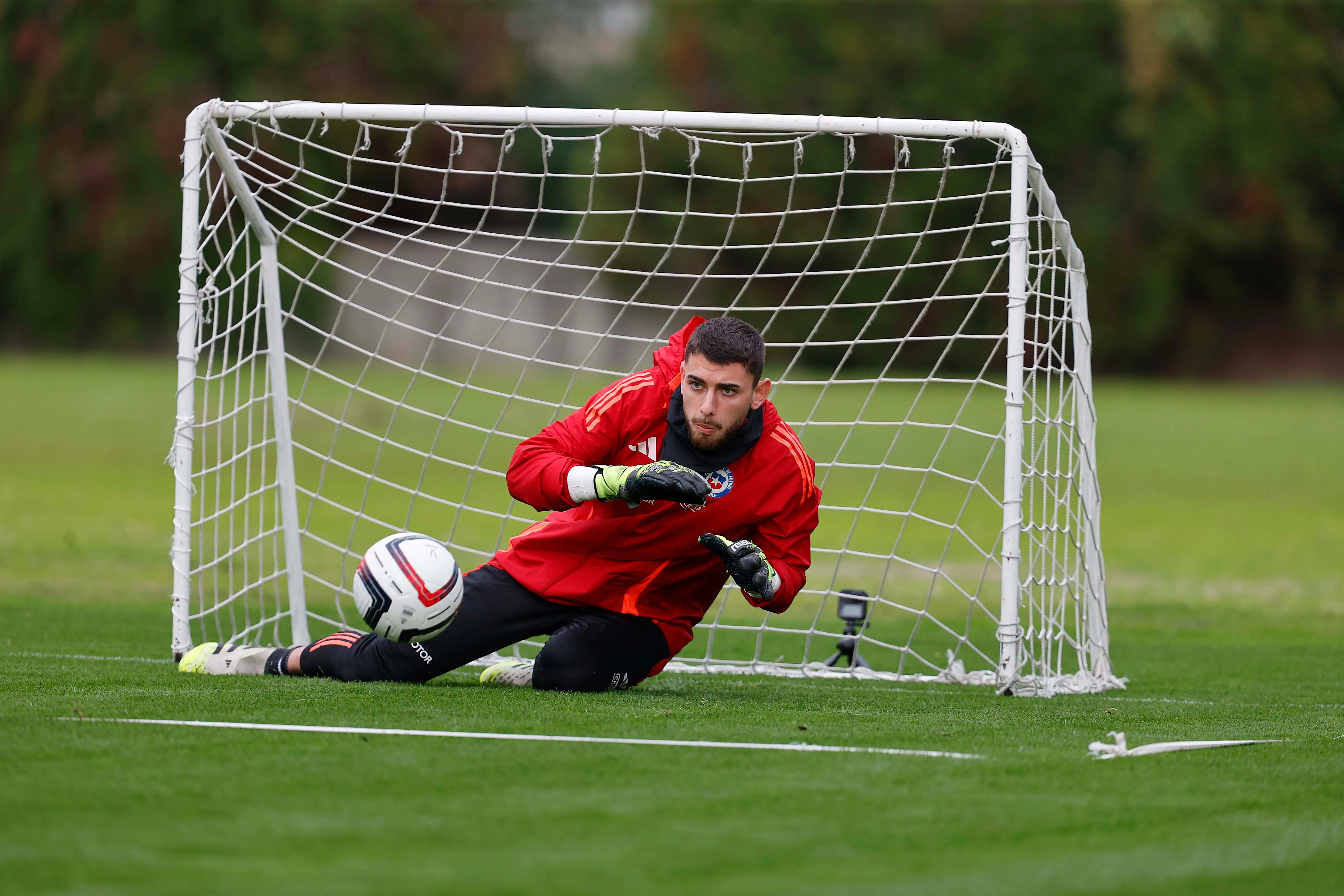 Claudio Bravo quiere ver a Thomas Gillier en el arco de la Roja | Carlos Parra/FFCh