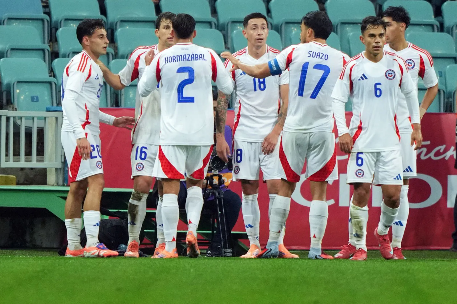 Así celebró Chile el 1-0 parcial que anotó Gonzalo Tapia, el atacante de Sao Paulo. (Sipa/Photosport)