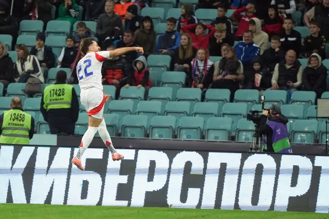 Ben Brereton festejó así el 2-0 de Chile a Rusia en Sochi. (Sipa/Photosport).