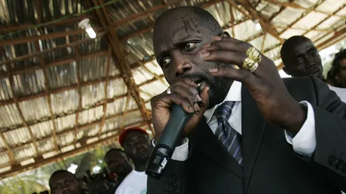 Ex futbolista y ex presidente de su país.