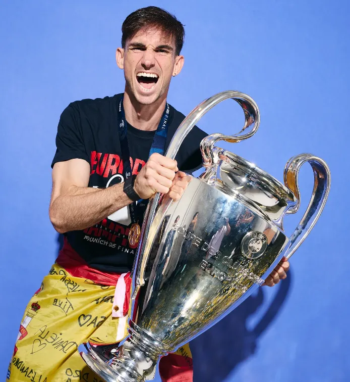 Fabián Ruiz celebra con la Champions League que conquistó junto al PSG. (Captura Instagram).