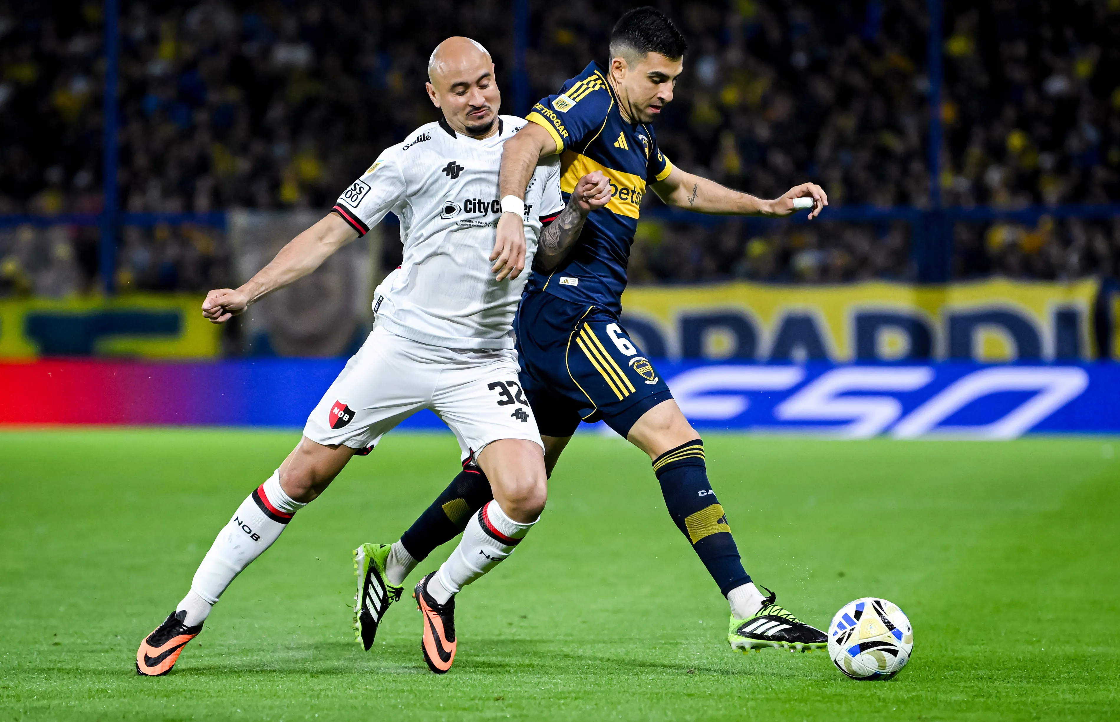 Carlos González en acción por Newell’s Old Boys ante Boca Juniors. (Marcelo Endelli/Getty Images).