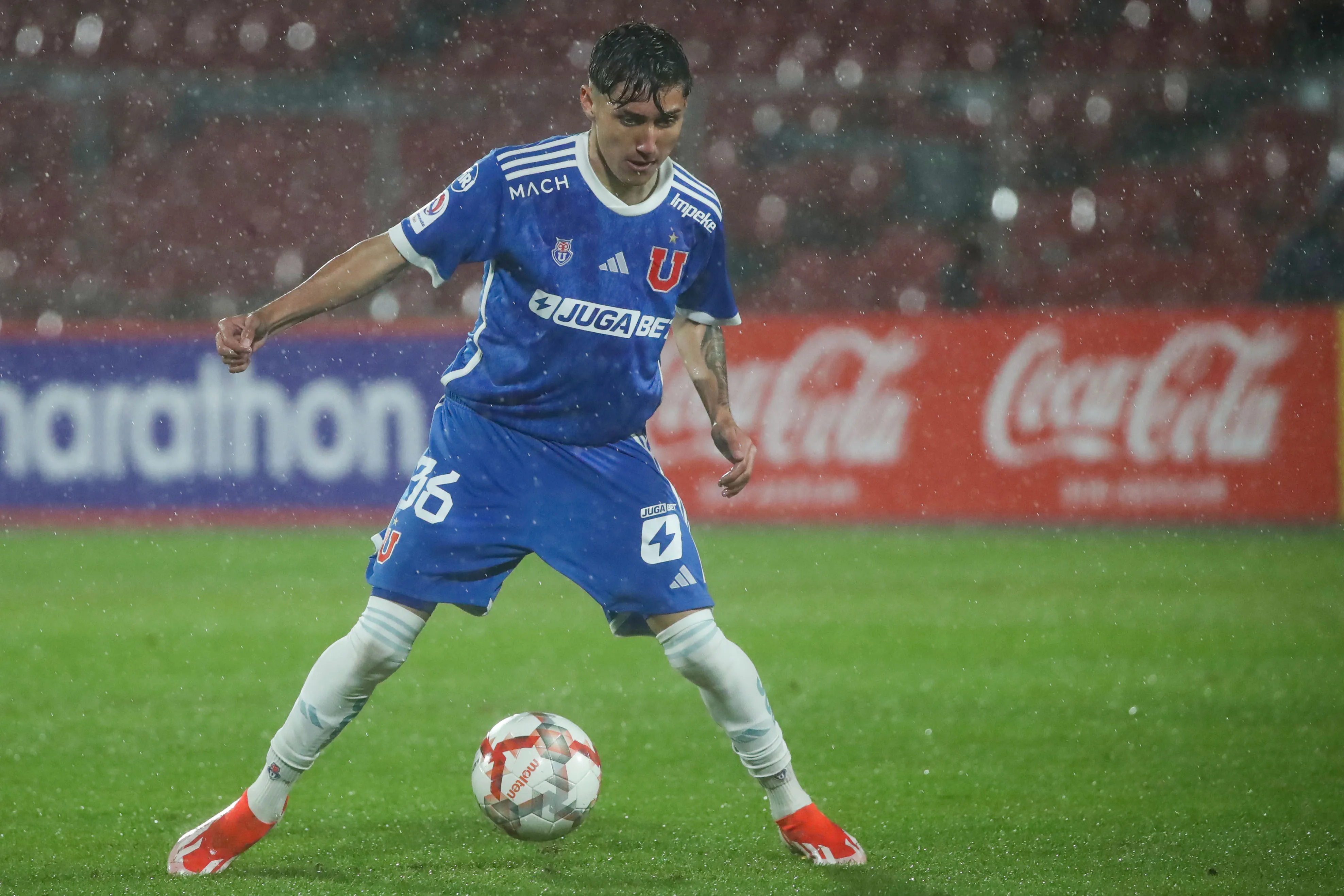 Salvador Negrete debutó en 2024 por la U, pero en agosto de 2025 partió a préstamo a Puerto Montt. Foto: Jonnathan Oyarzun/Photosport