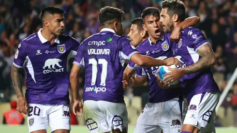 Con el liderazgo goleador de Joaquín Larrivey, Deportes Concepción busca la ventaja en la ida contra Antofagasta.