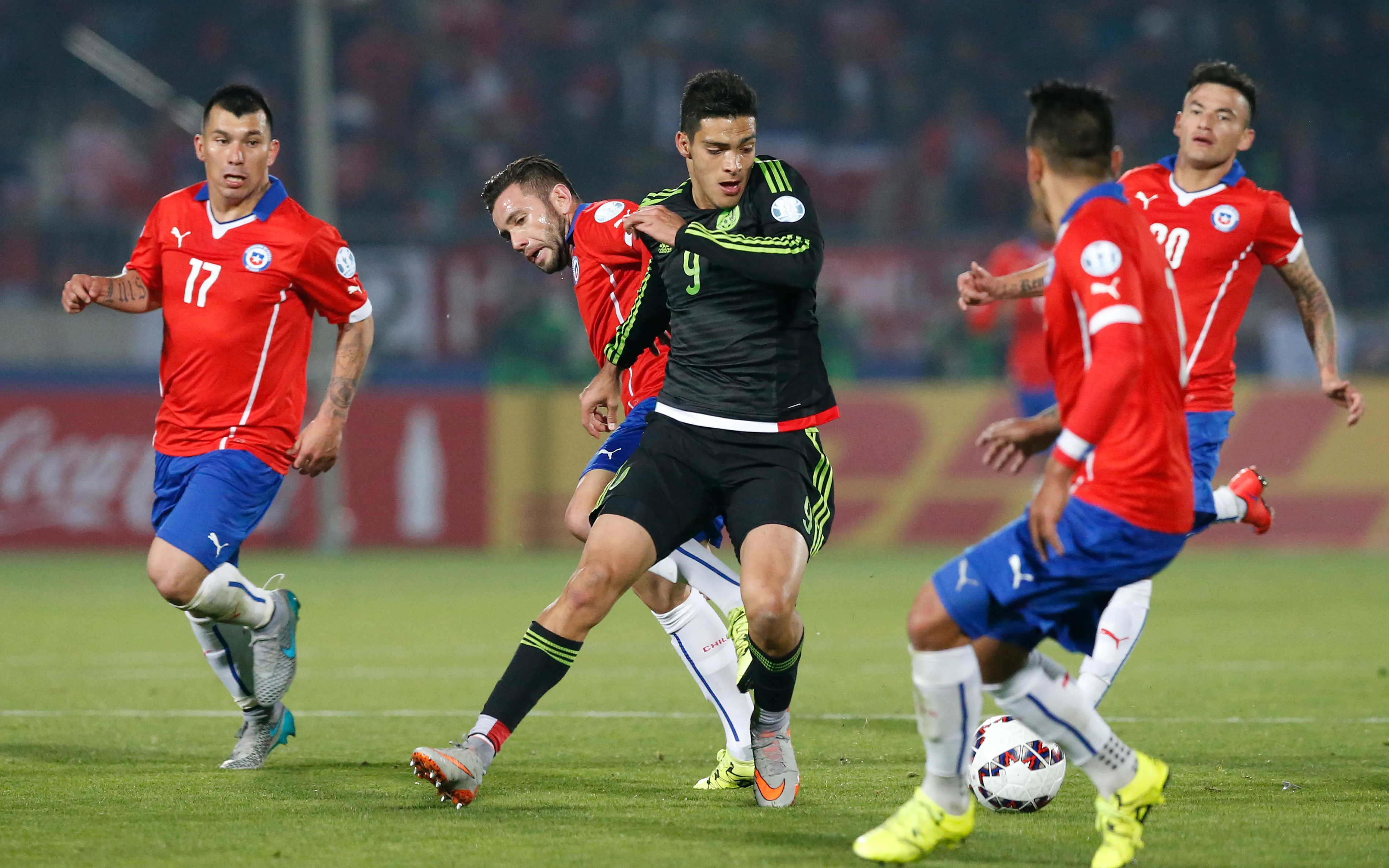 Raúl Jiménez en acción ante la Roja en la Copa América 2015 que ganó la selección chilena. Anotó dos goles en ese 3-3. (Martin Thomas/Photosport).