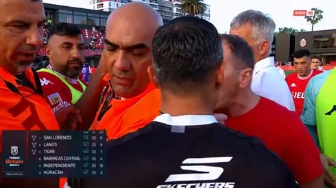 Frank Kudelka se enfrentó al árbitro tras el Barracas vs Huracán.