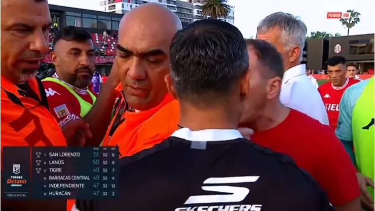 Frank Kudelka se enfrentó al árbitro tras el Barracas vs Huracán.